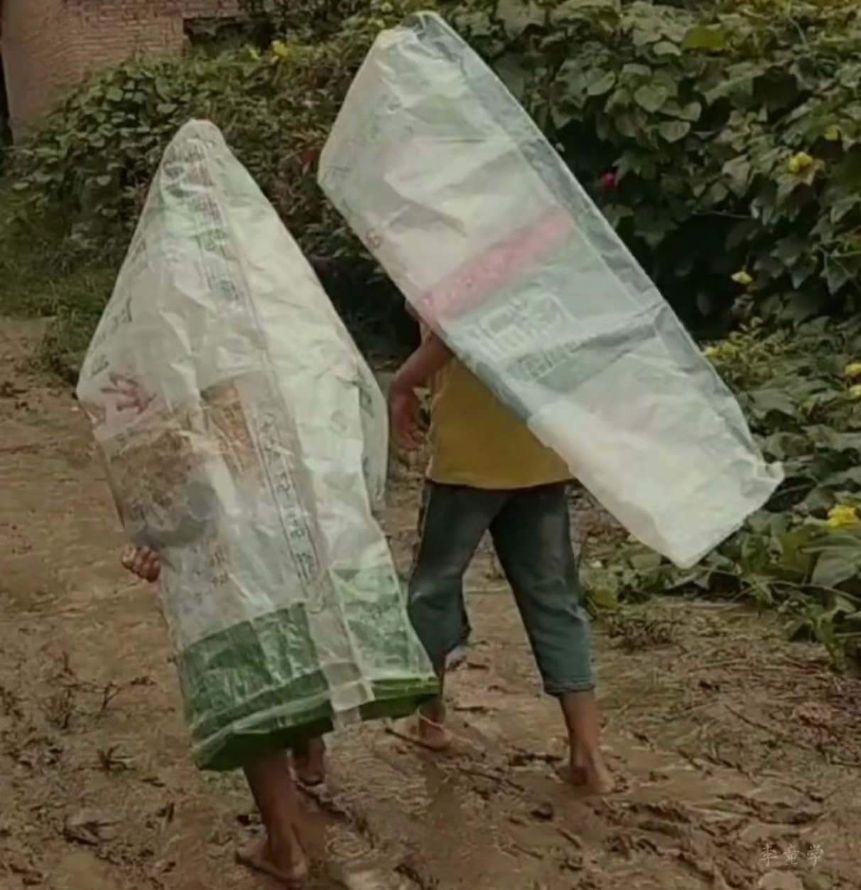 以前的雨具，这也算劳动人民的智慧了。我小时候还挺喜欢这个的[允悲] ​​​