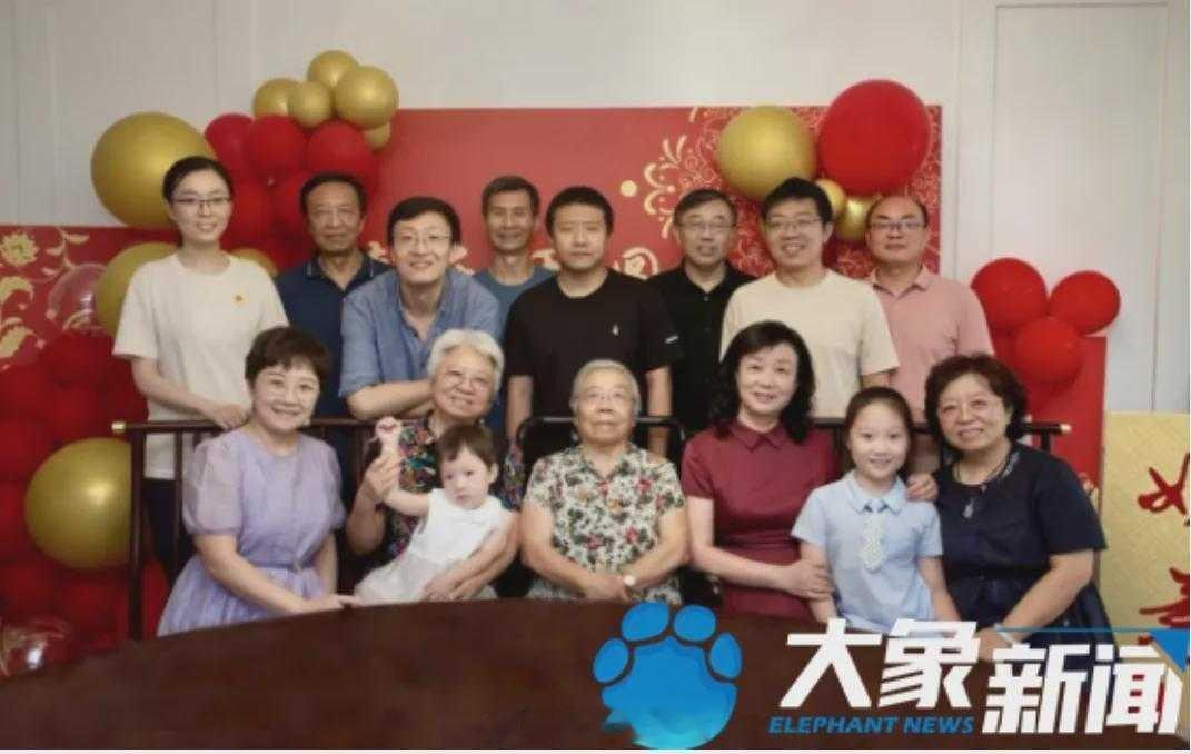 我的天，邓煜这一家子纯纯的超级学霸啊。邓煜母亲中山医科大毕业，舅舅中科大毕业，小