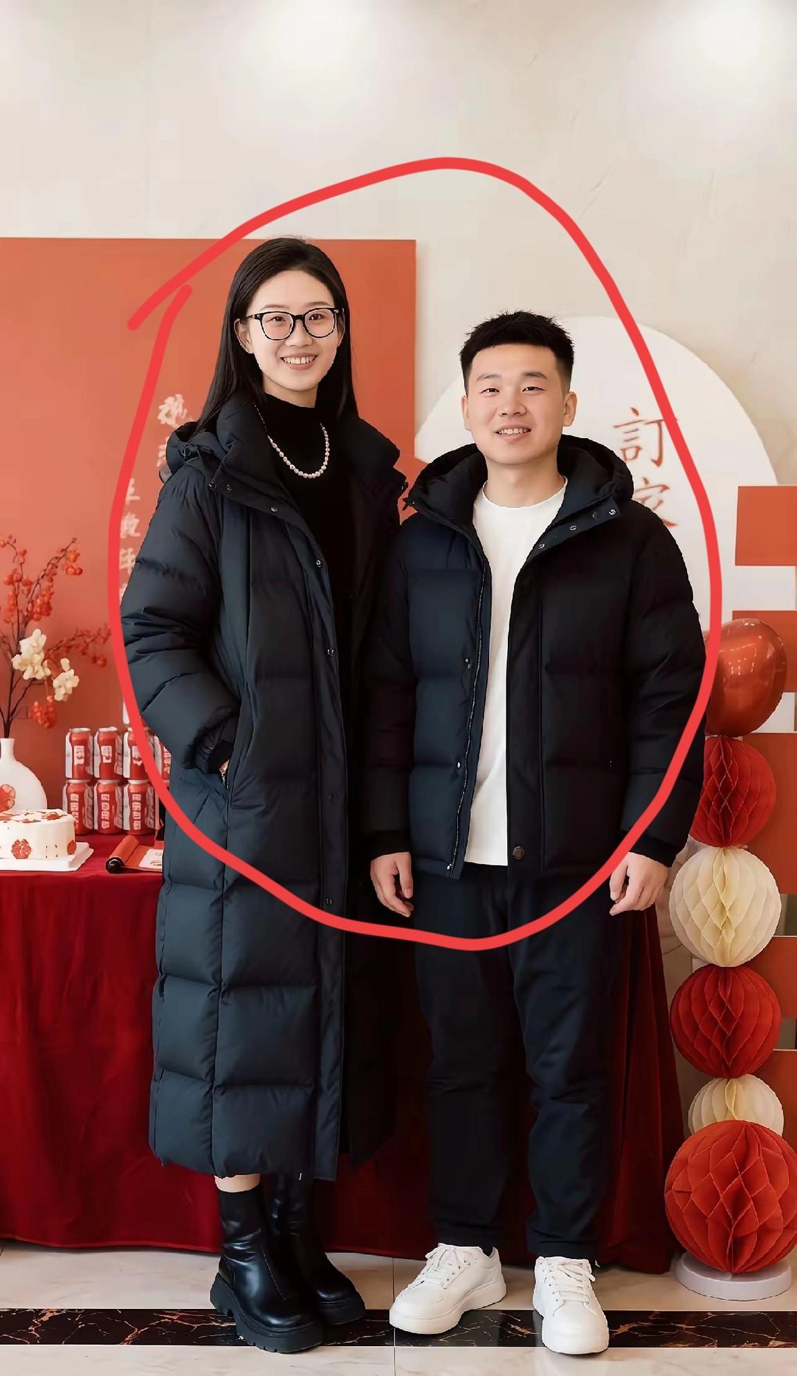 医学研究生不索要彩礼，

邻居诧异发问，

简约婚约引发热议。

我家闺女前两天