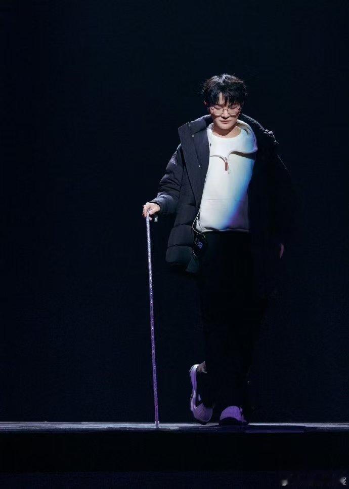 周深手杖 周深湖南卫视春晚舞台有惊喜，手杖一拿，与《爱丽丝》完美融合，仿佛从童话