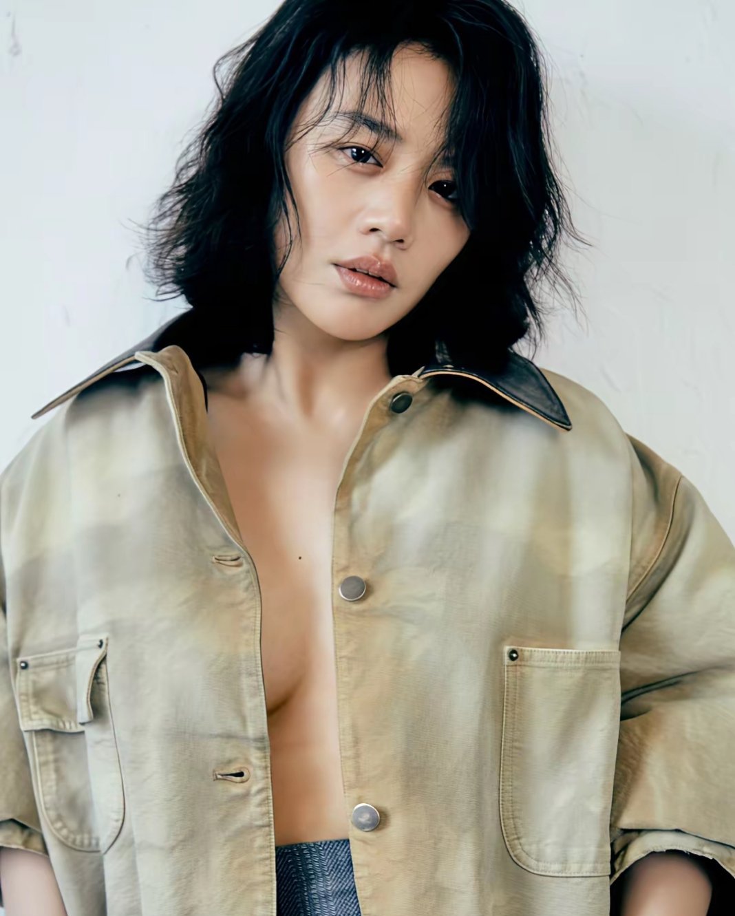 马思纯封面造型大胆吸睛，突破以往风格时尚表现力拉满。 