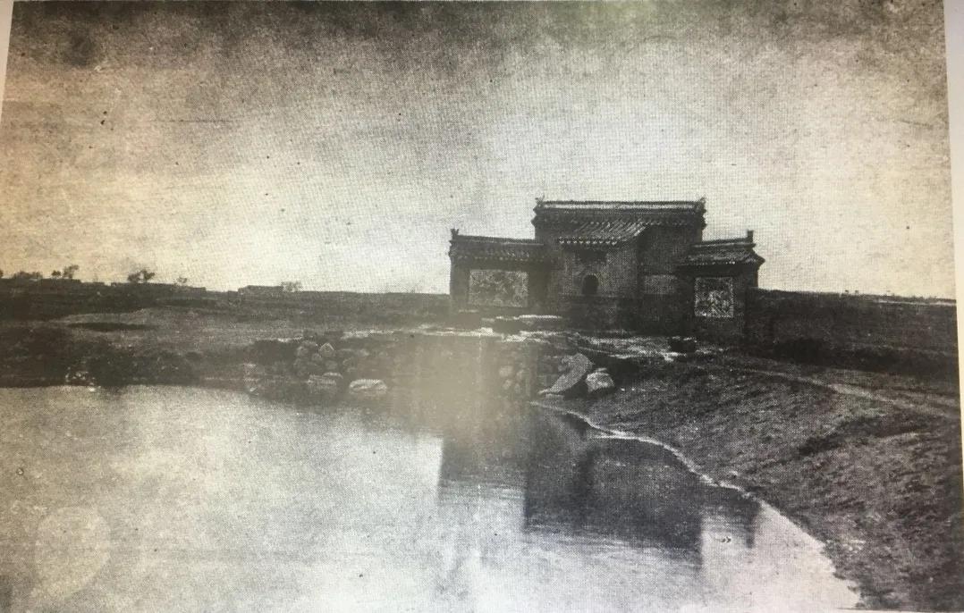 今天发呼和浩特早年的“四大名井”照片。图一：四井首井“海窟井”，图二：康熙马踏“