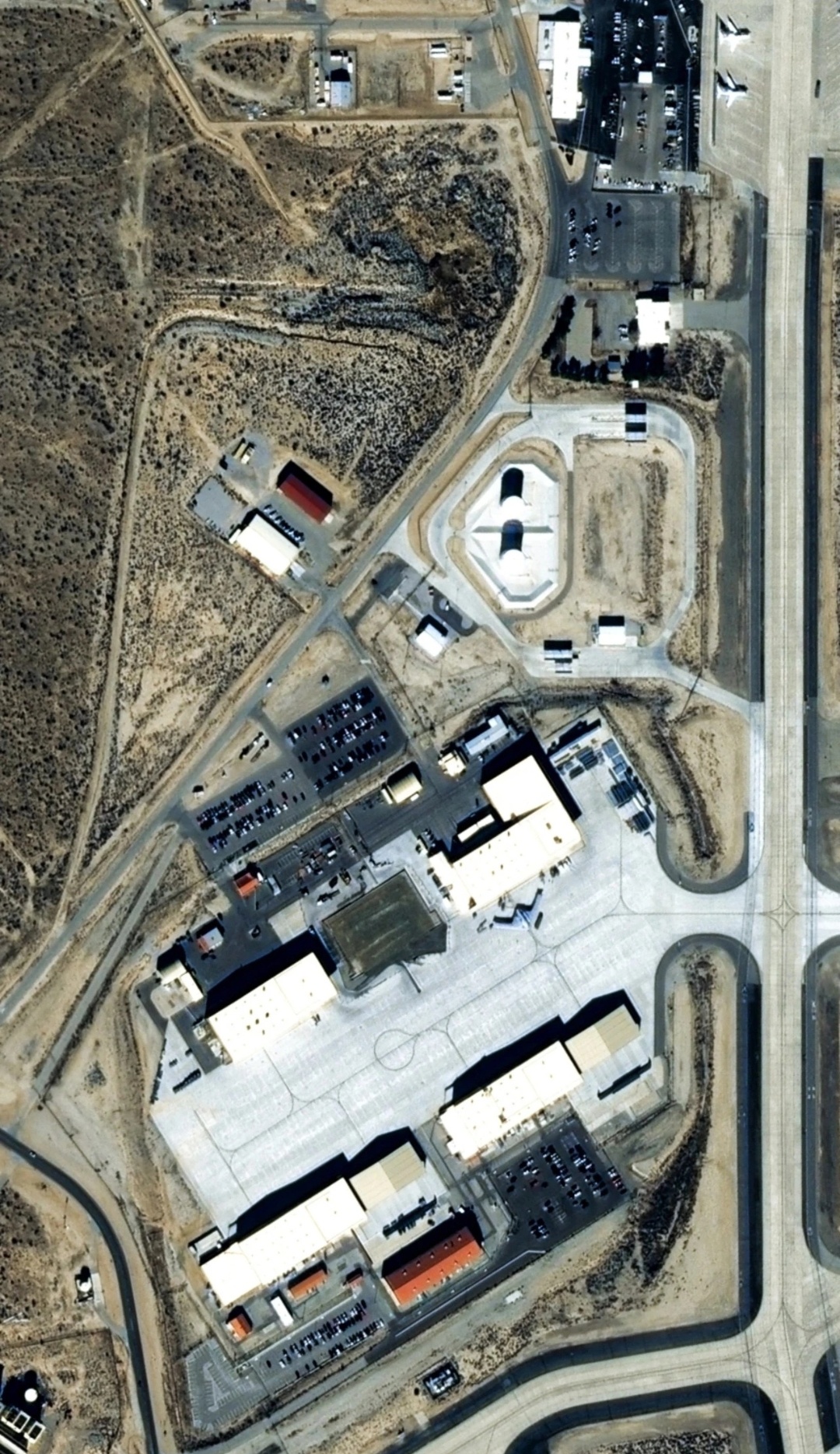 吉林一号星座拍摄的美国爱德华兹空军基地——图1:B21图2: 跑道上B-1B和B