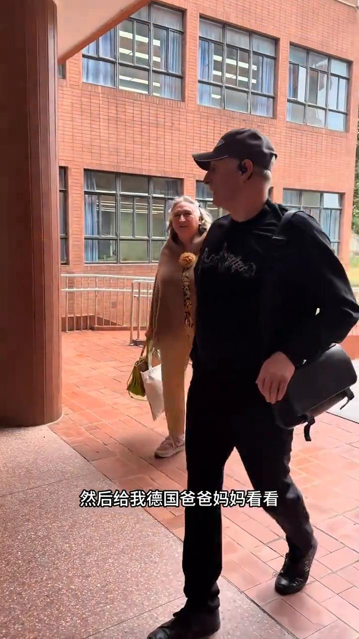 我终于带我爸爸妈妈去上海交通大学。
先给妈妈看看我们的图书馆，因为我在那里天天写