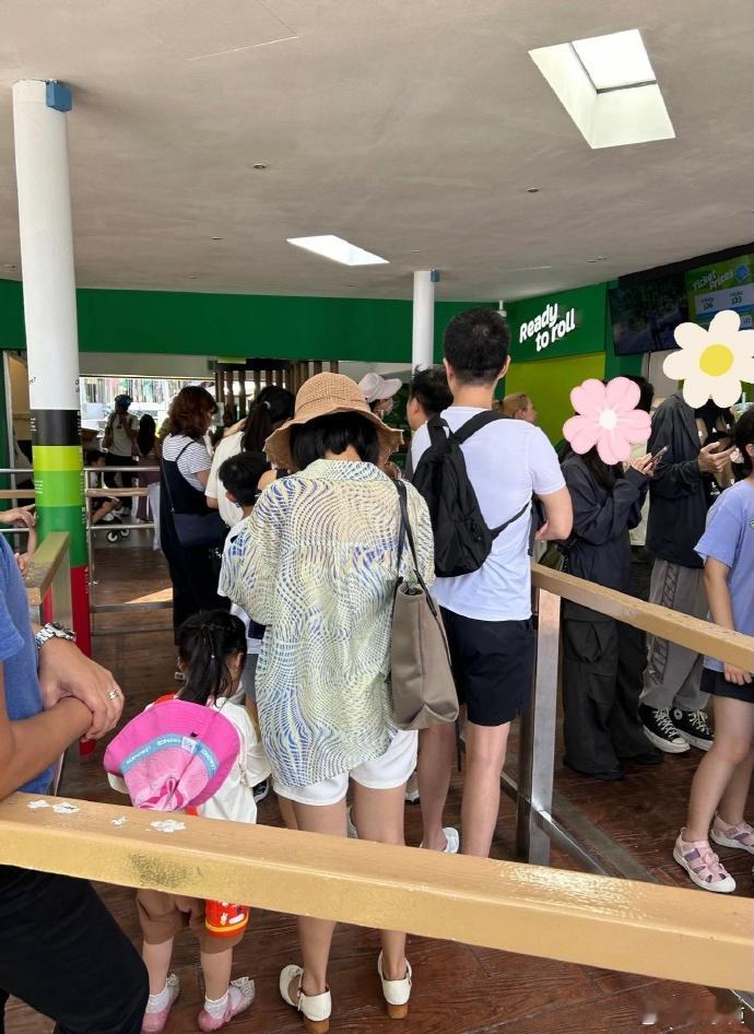 #小S老公带孩子出游# 有网友在新加坡偶遇小S老公许雅钧带孩子出游，但身边的女子