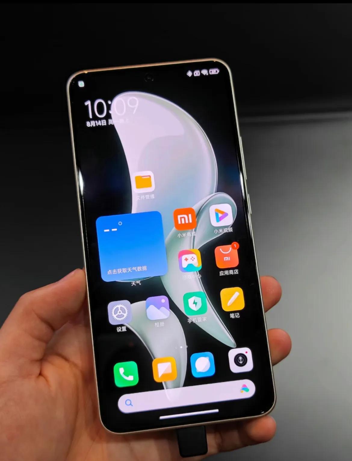 Redmi K60至尊版真机长这样，还是很有质感的，后壳是碳纤维纹理，手感很圆润