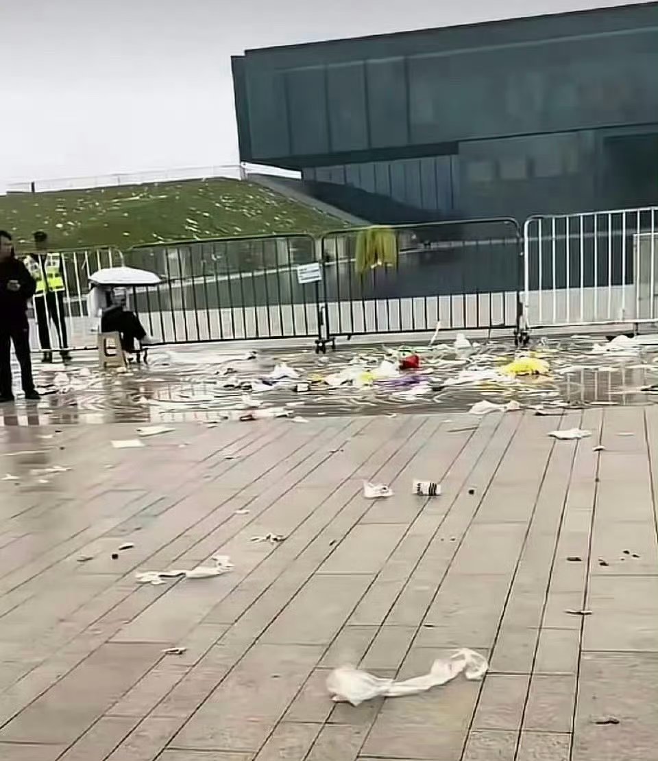 跑男录制结束离开后满地垃圾我的妈呀奔跑吧啥时候成这样的了 