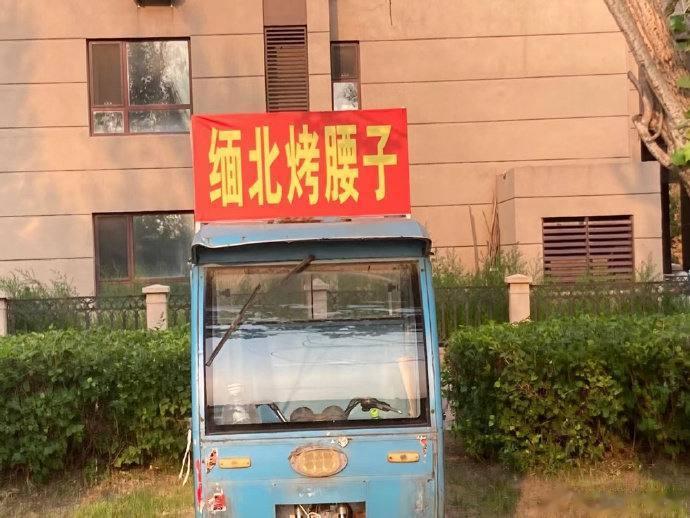 有些人根本就不懂幽默，把自以为搞笑，其实那是油腔滑调，来当做幽默，就胡乱幽默。就