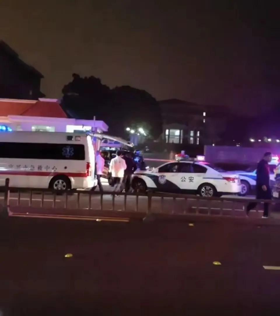 其实职业技术类的学校就是一个大的中介公司，每年的重点任务就是招生，学生是免费劳动