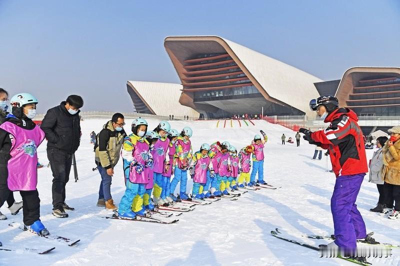 今年我国冰雪产业规模将突破万亿元大关，除了传统冰雪运动，各地也在不断解锁冬日的全