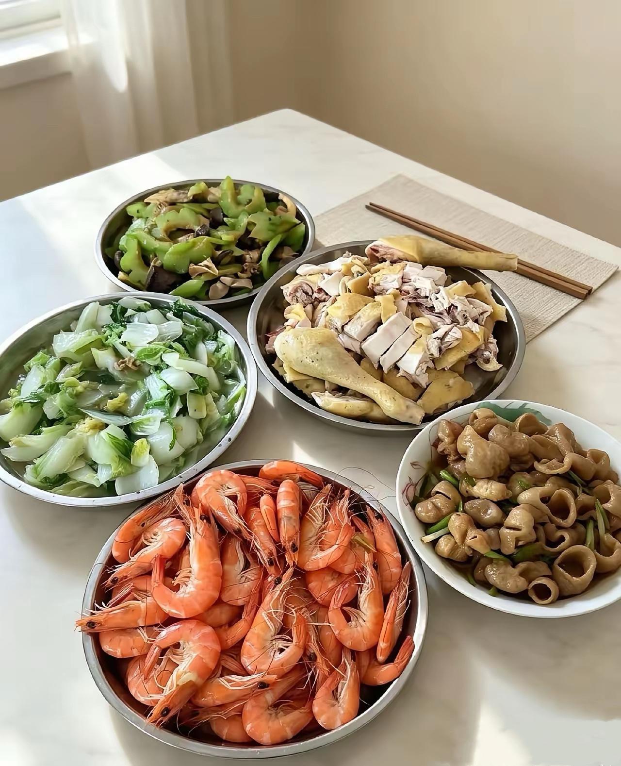 广西家常菜，这都是以前经常吃的：白切鸡，鸡油炒青菜，鸡杂炒苦瓜，再炒个猪大肠，白