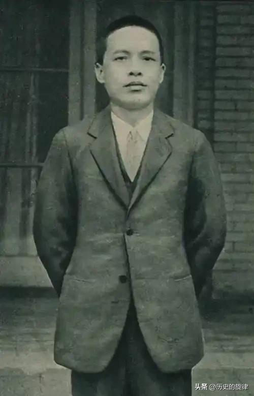 民国大佬专机遭羞辱：51岁陈济棠被女子逼让座，只为给狗腾座
 
1941年的重庆