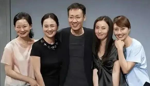 从这照片中，只认出了男子大丈夫，宠妻狂魔的是，辛柏青和朱媛媛两口子。剩下的三位美