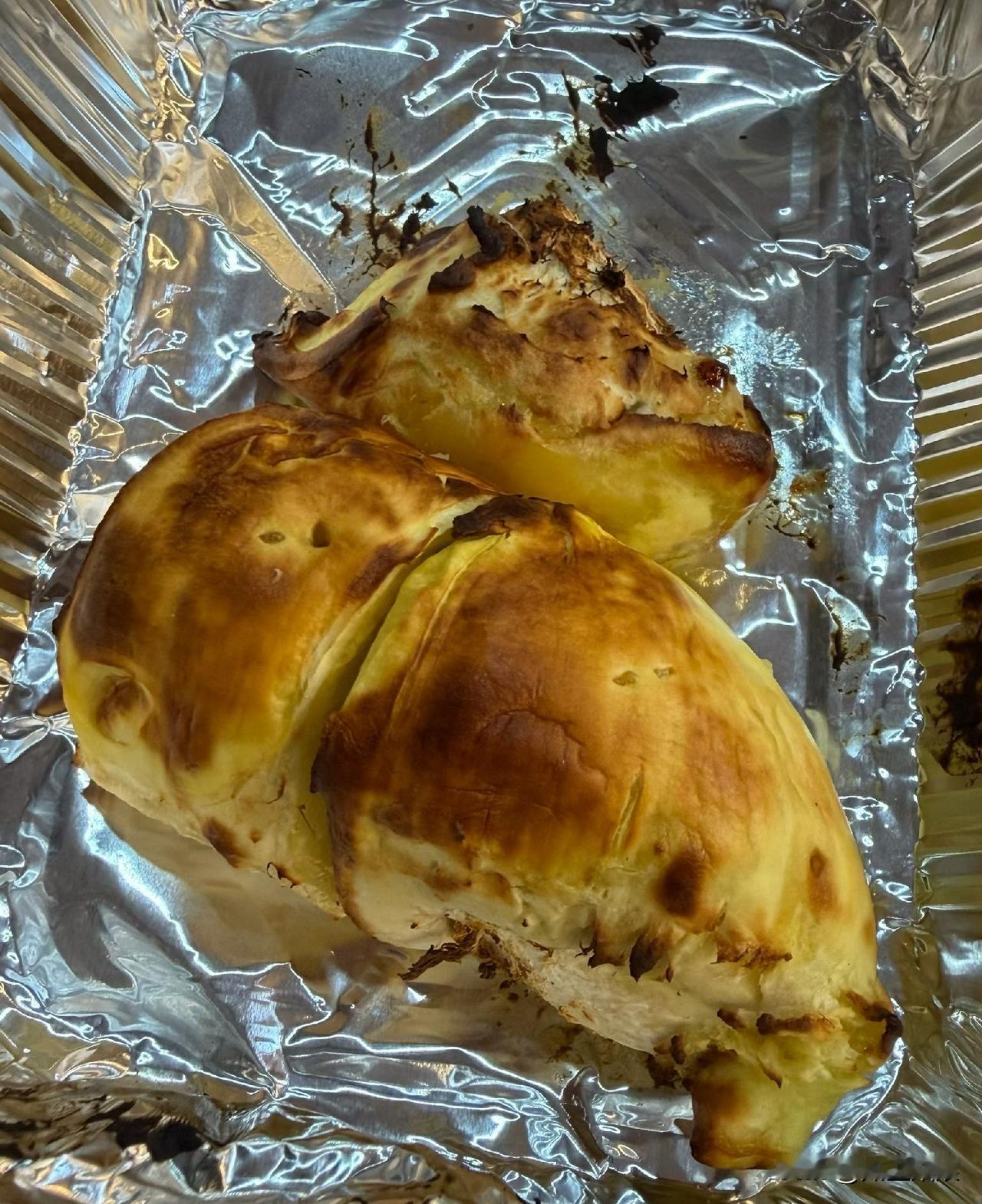 我去的那家店，把榴莲果肉放在小烤盘里，烤到表面微微金黄，还冒着诱人的小泡。咬上一