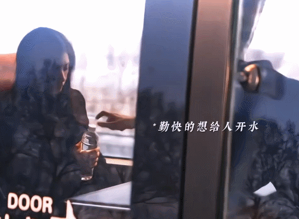 张译 就怕人笨还勤快 张译把 “笨勤快” 演绝了！火车上照顾人反把自己弄狼狈，洒