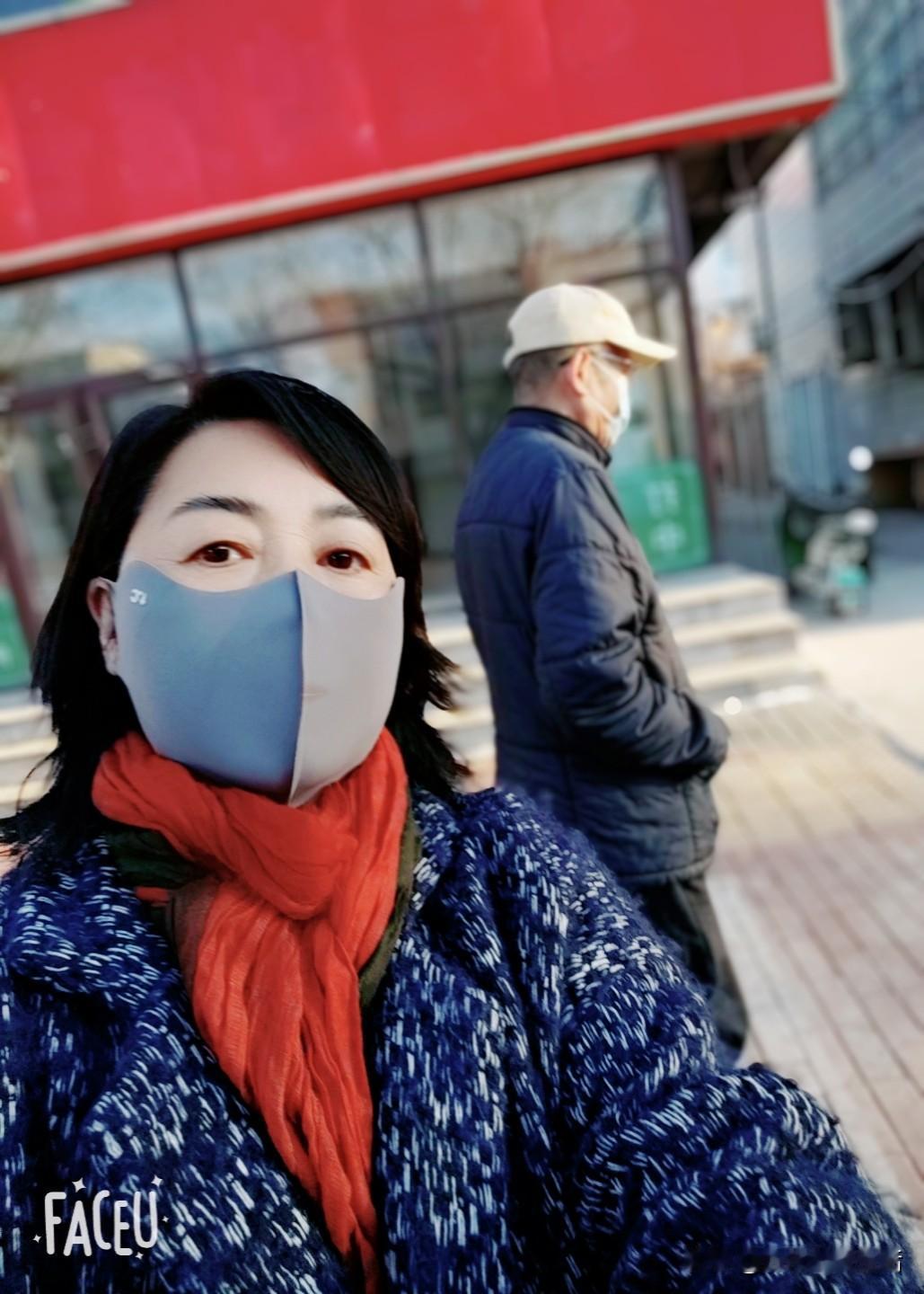 今日，两个六零后的早餐
一人一碗高粱米粥2元*2
一张猪肉饼5元
一张韭菜鸡蛋馅