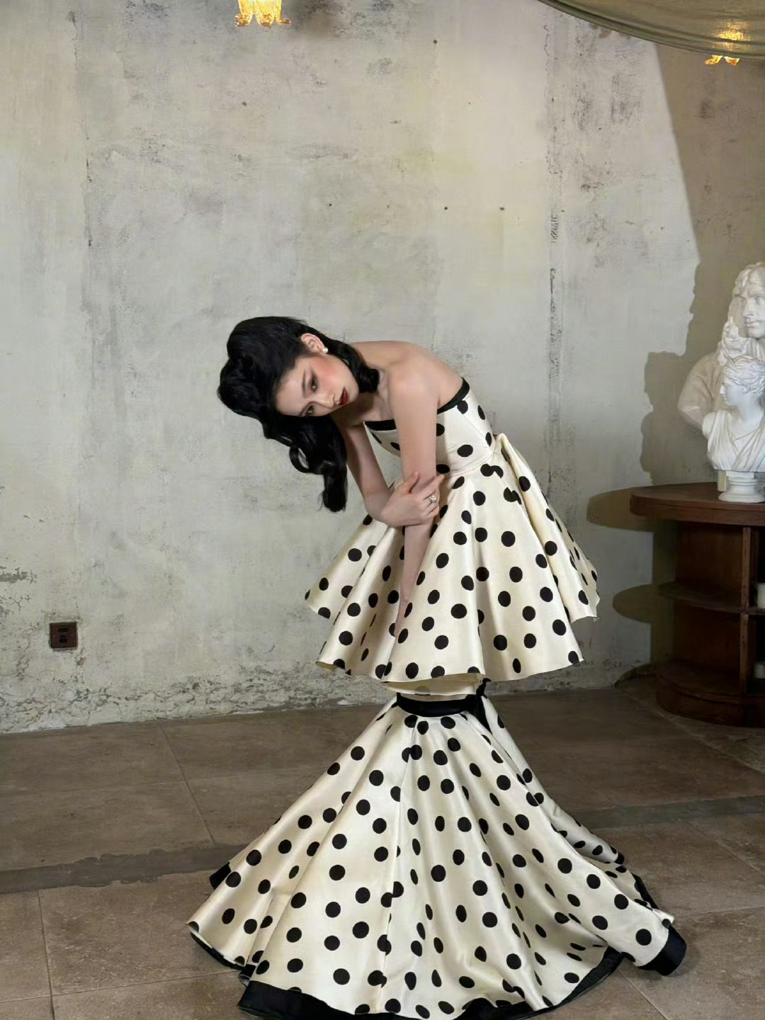 林允红毯摔倒 这裙子看着就不好走吧？感觉裙子套裙子，这有点西海岸哦明星走个毯确实