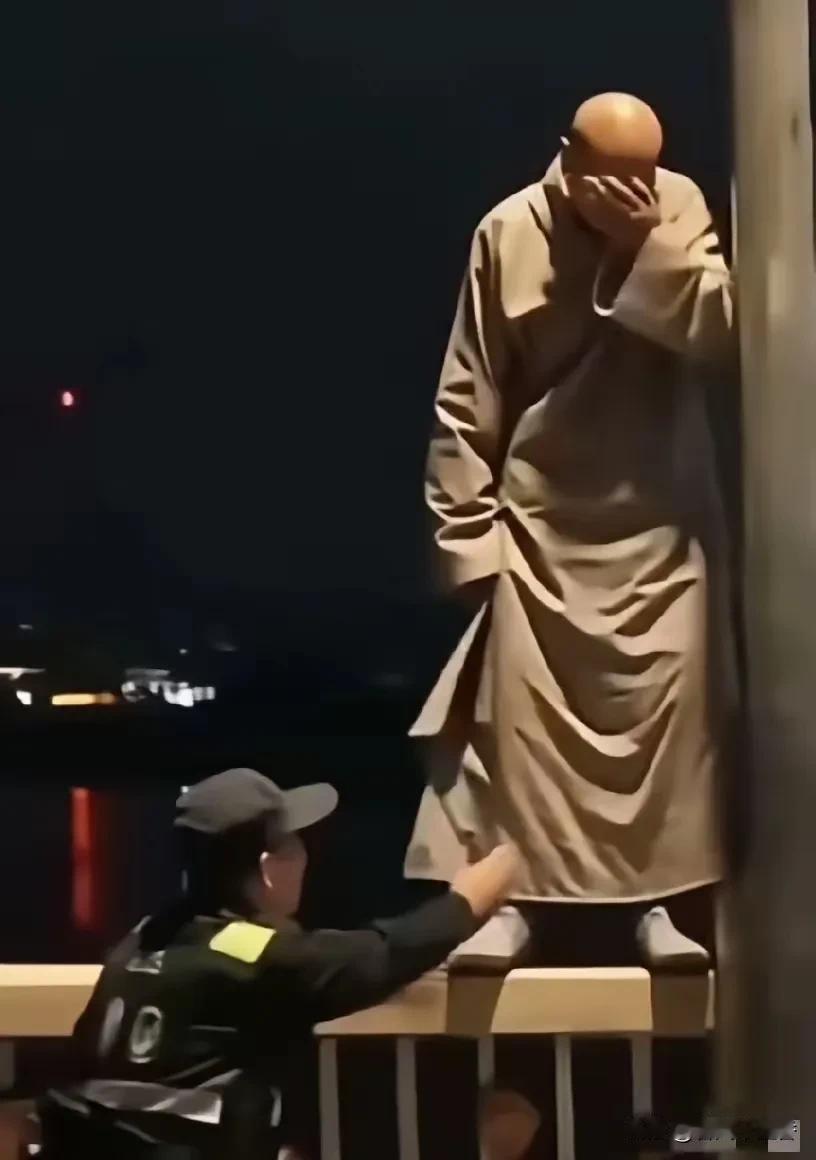 2026年广东湛江吴川那个和尚跳河的事儿，真让人唏嘘。2月4日深夜，他在江心岛的