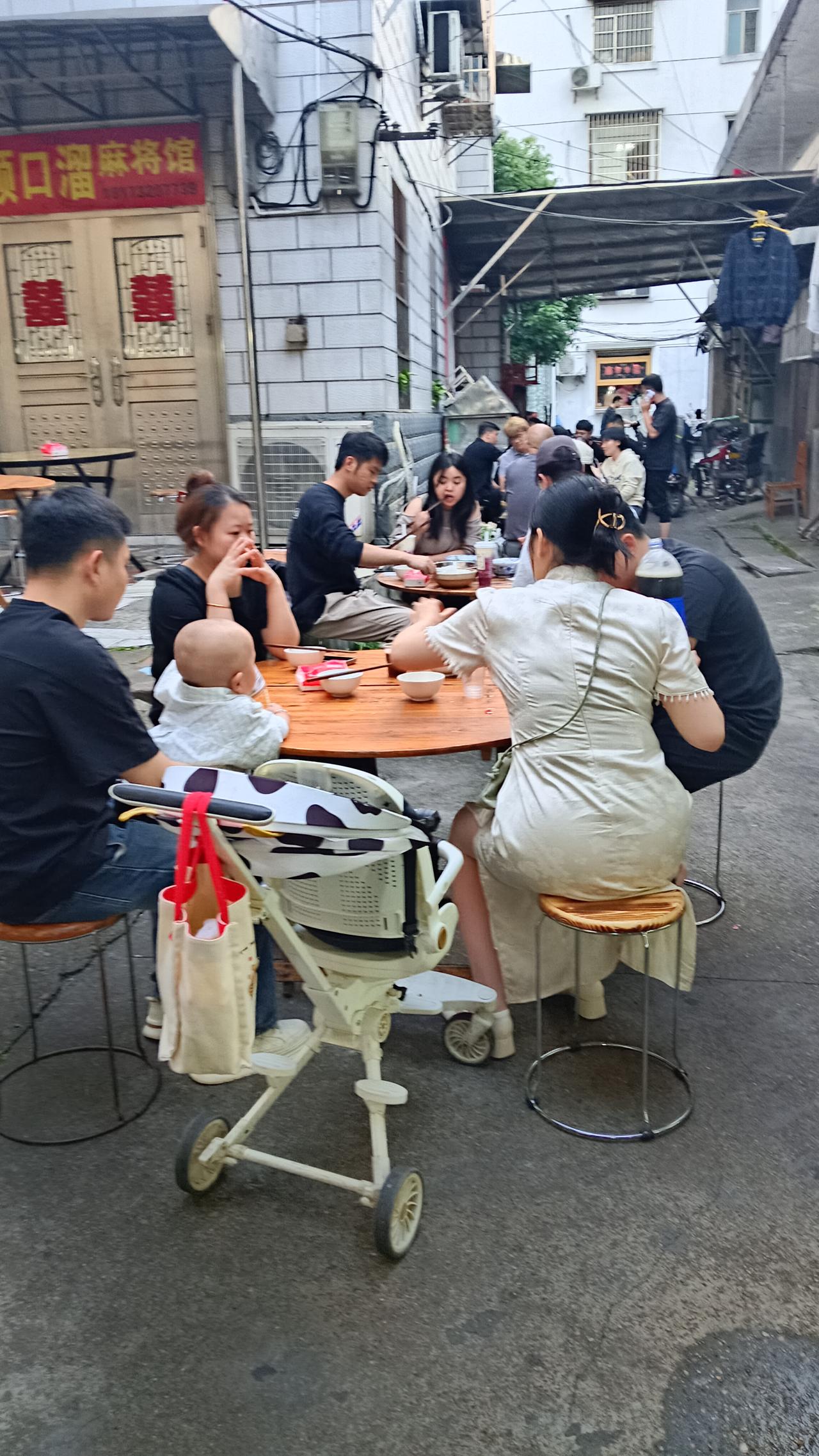 吃在湘潭，其实蒼蝇馆功不可缺。
什么叫蒼蝇馆：1，无豪华装修的门面，甚至躲在居民