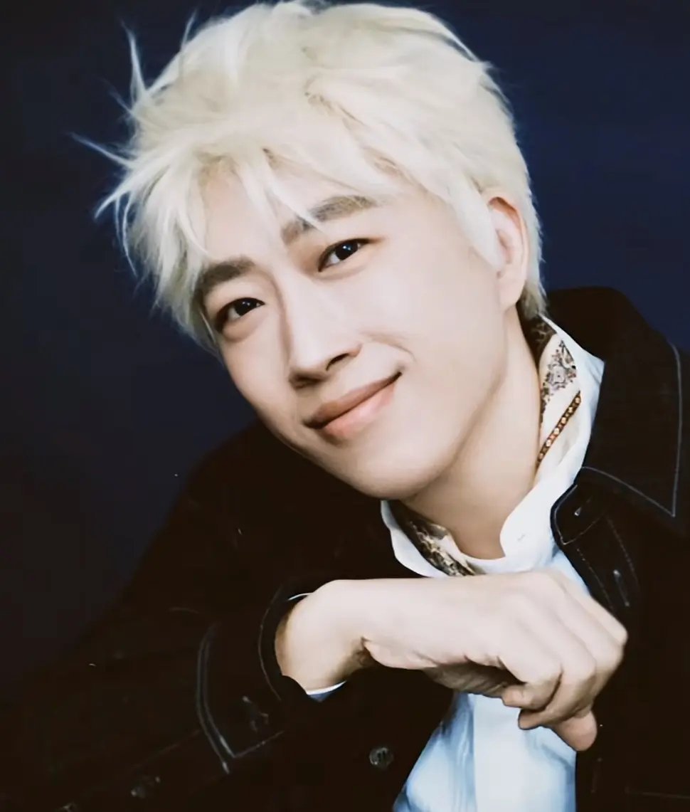 赵露思早期有点像于正 