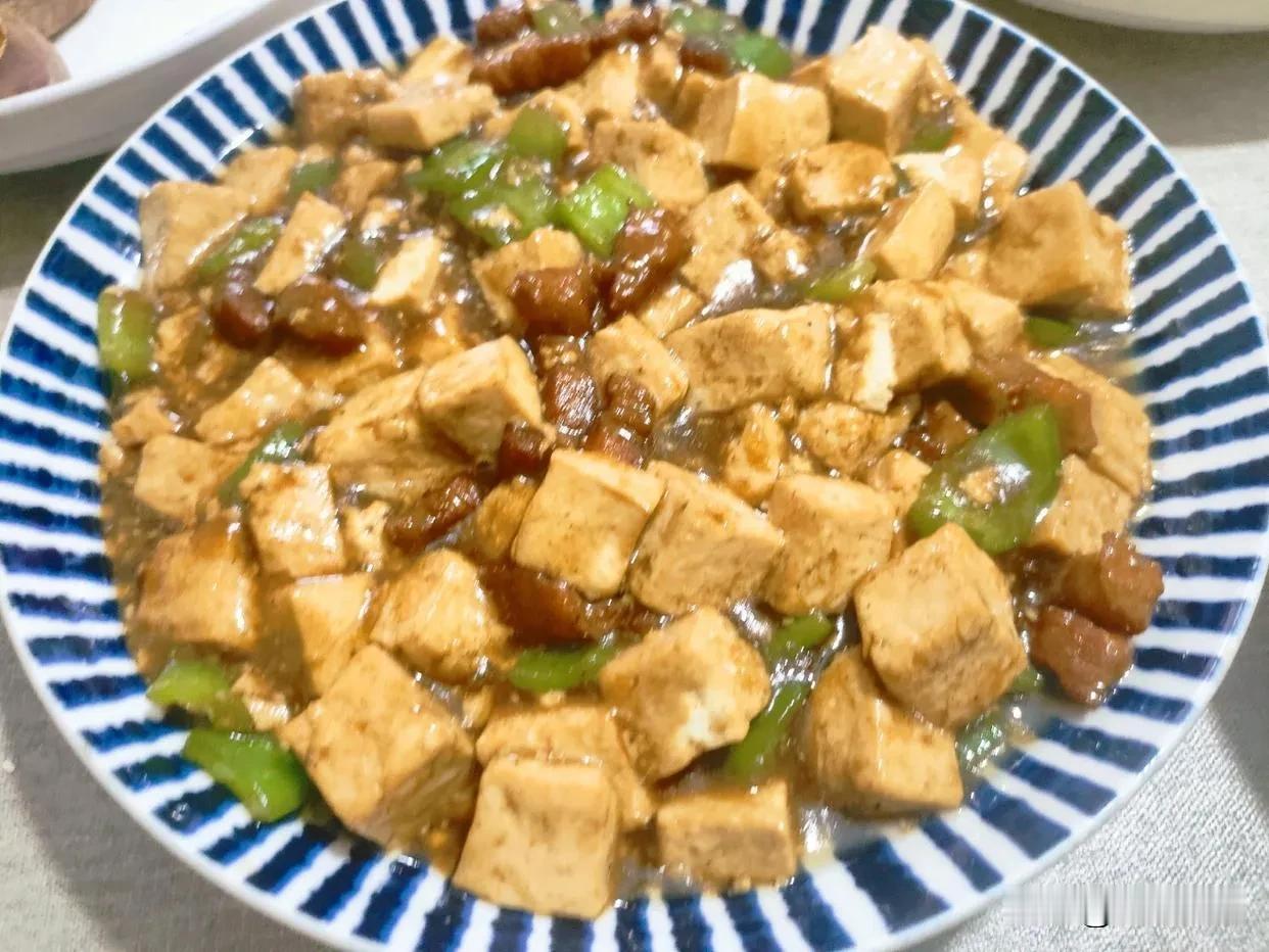 太热了，真不想下厨！
晚餐简简单单两道菜：西红柿烧茄子＋肉烧豆腐，主食是米饭。