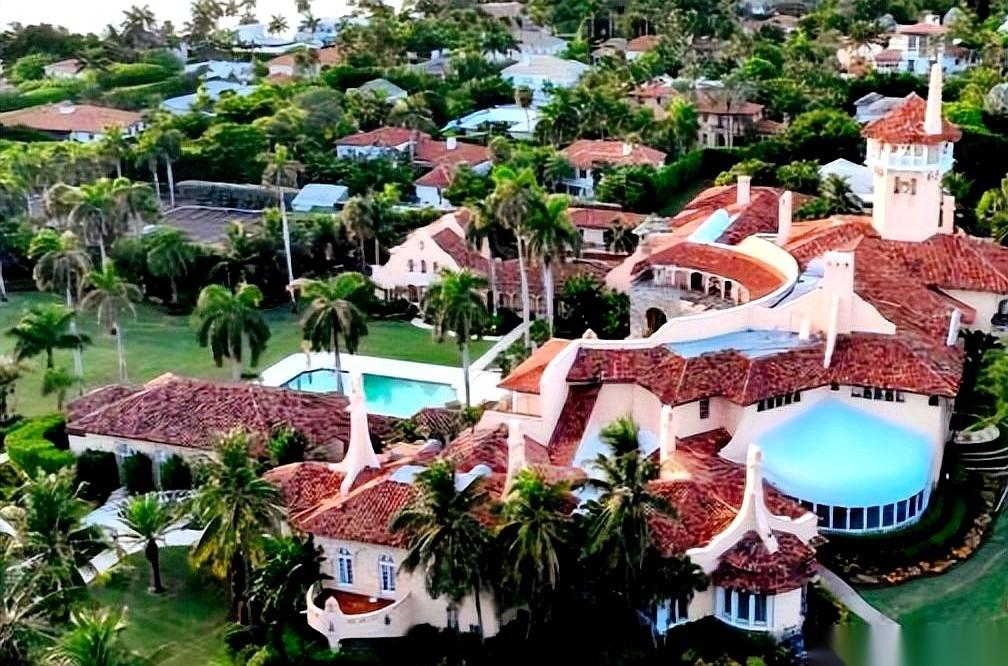 特朗普自家后院，直接被人抄了。
他眼皮子底下的海湖庄园选区，一个共和党铁了快二十