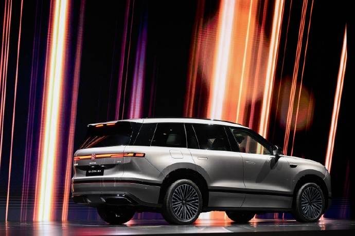 我哥哥开的雷克萨斯，今天突然来问我有没有看过大众ID.ERA 9X最打动我哥的是