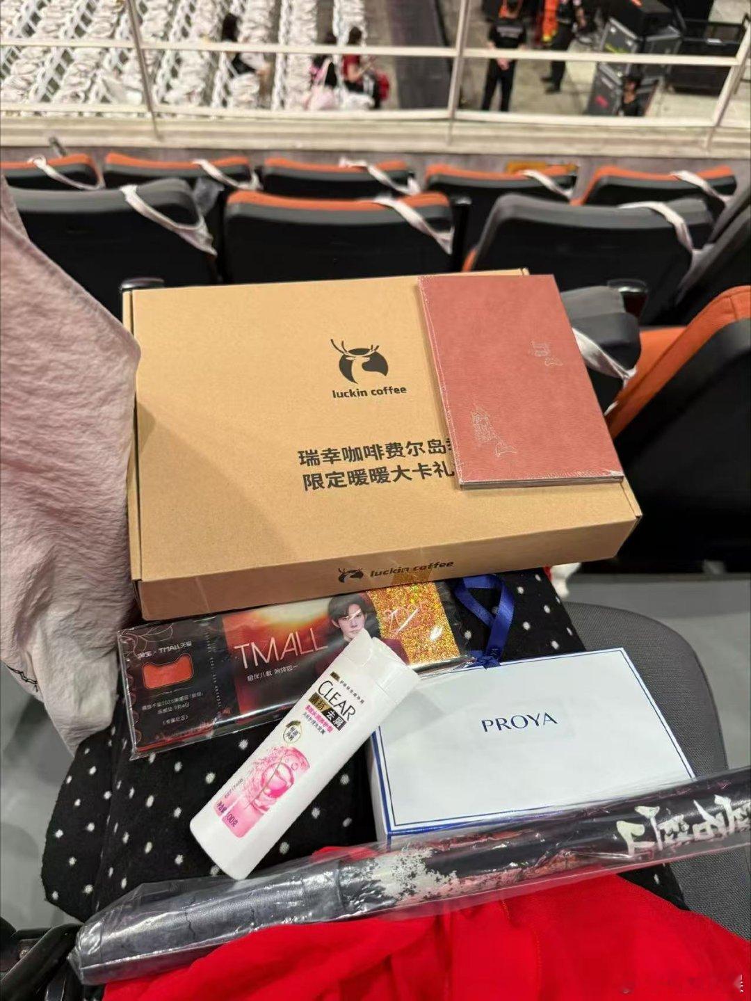 易烊千玺成都站伴手礼易烊千玺成都演唱会伴手礼易烊千玺成都站伴手礼，羡慕了，[色]