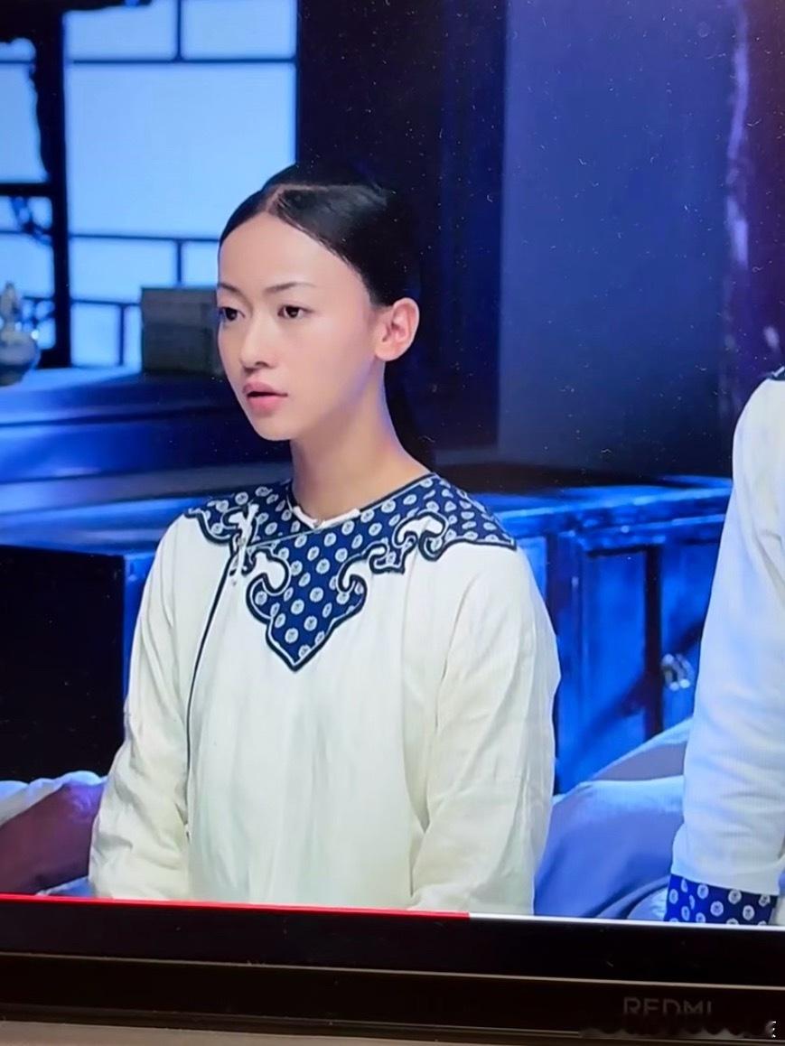 我的妈这下颚线平滑的仿佛没有拐点一般，不敢想象脸有多小 