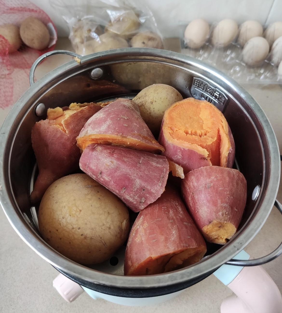 三年了，婆婆每天雷打不动给我做同款早餐。
我偶尔想出去买着吃，换个口味，又怕她心