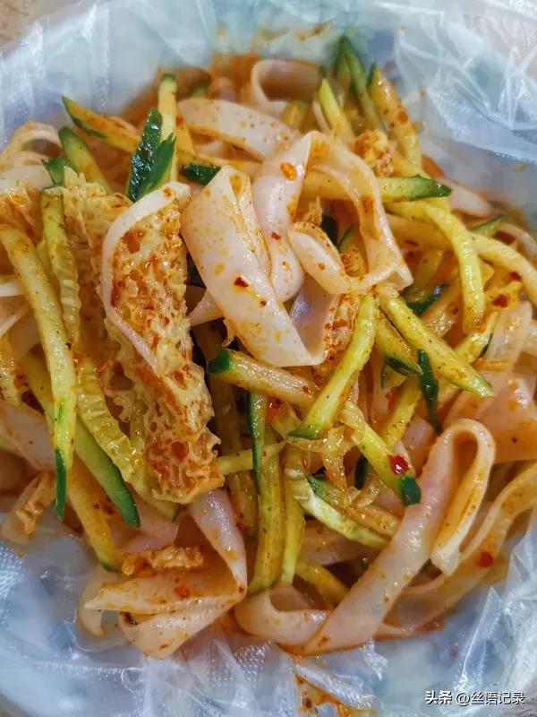 感冒第五天
早饭后吃过药
感觉头木呆呆的
身体轻飘飘的
中午买了一碗凉皮
没吃完