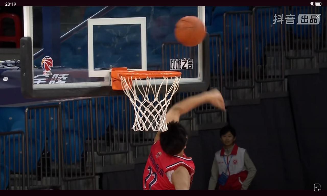 干扰球漏判不应该，邱彪纠缠都没用，给裁判点赞也是无语了

陈培东上篮都触及篮板，