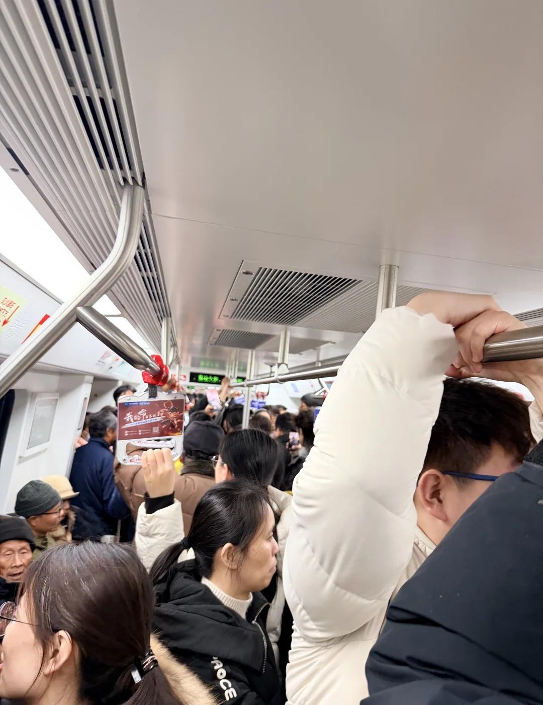 南昌地铁现状！真的是人从众！
本人表示差点一号线被挤s[流泪][流泪][流泪]