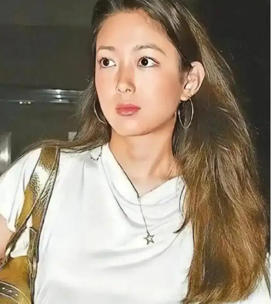 出身二房却逆袭挤走嫡子，嫁香港顶尖豪门后，如今成千亿公司一把手。49岁郭惠光正式