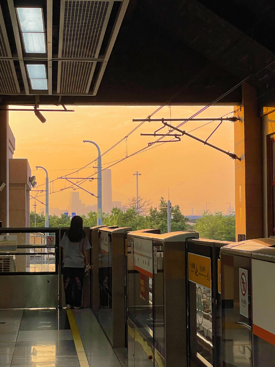 人活着脸皮就要厚点，这也不好意思，那也不好意思，那你怎么好意思活着？出错了出丑了