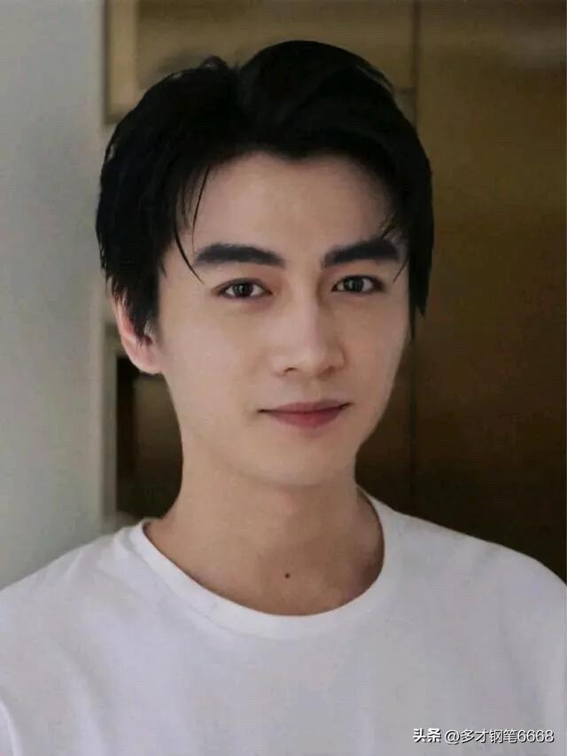 三位男明星里最帅气的是陈晓，他是属于那种过目不忘的长相，非常英俊的那种男人，非常