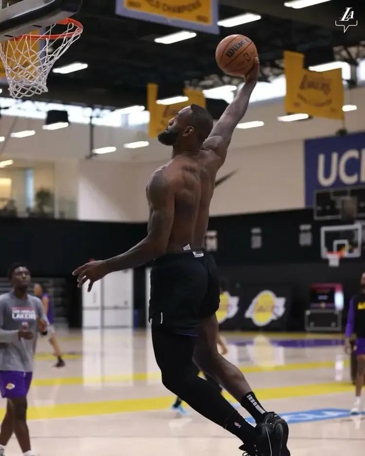 湖人在家躺赢，凯尔特人成功阻击国王，现在战绩和湖人一样了。
第一，湖人要感谢尼克