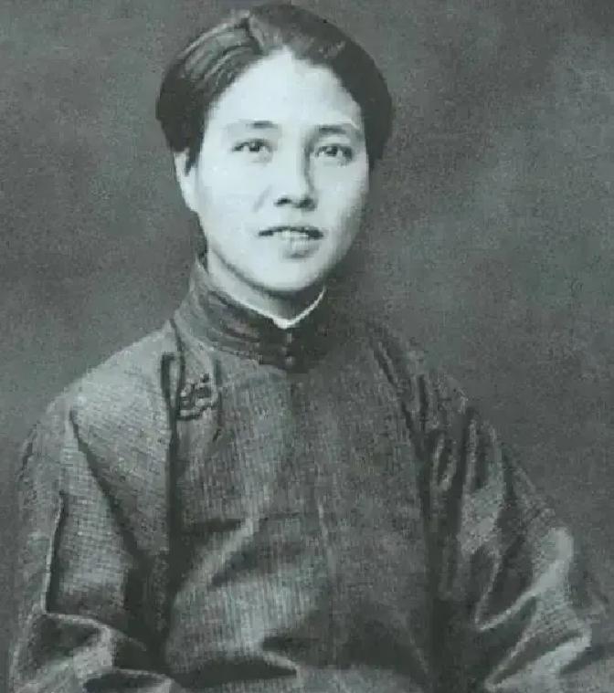 1928年5月1日，被折磨得衣不蔽体的向警予被押赴刑场。敌人害怕她在路上高呼口号