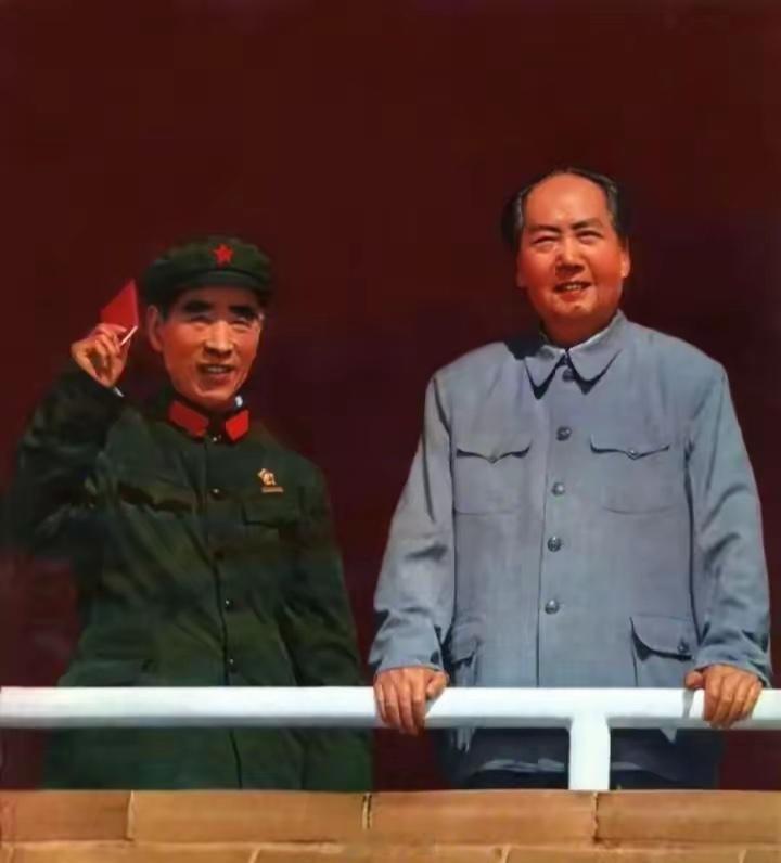 1970年10月1日，毛主席在天安门城楼上参加建国21周年庆祝活动。 ​​​