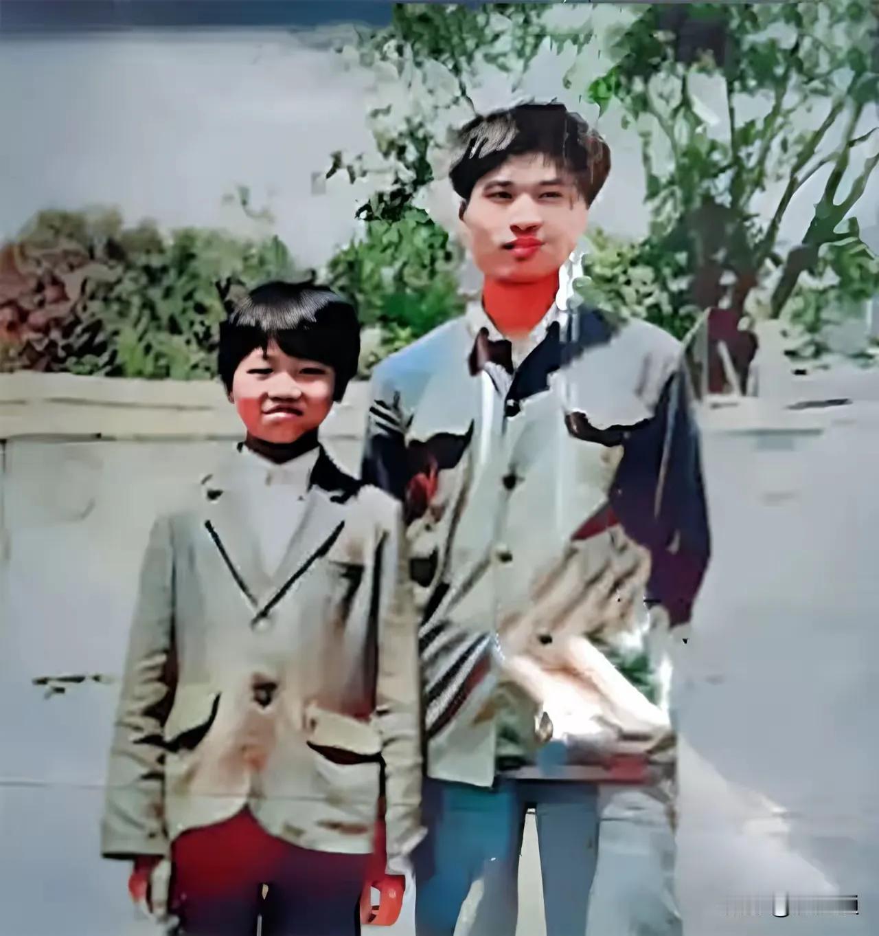 据说这是刘强东在小学时和他老师的合影，从照片中能够看得得出来，当时老师的年纪也不