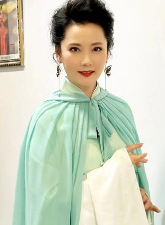 5岁那年，母亲骗她去照相馆拍照。她穿上最漂亮的衣服，雀跃地跟着走，结果被送到了父