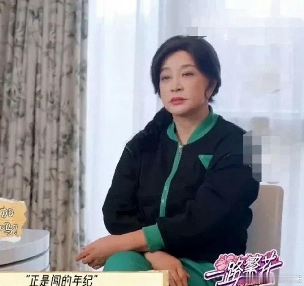 刘晓庆大方承认错误，这种勇气让人佩服，也让人更加喜欢她！ 