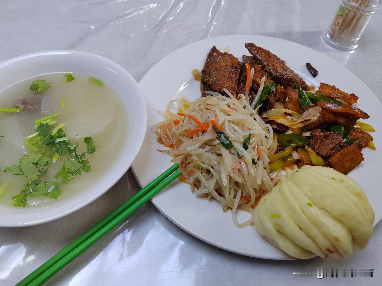 昨天在床上躺了一天，爬不起来了，头晕，恶心，呕吐，早餐是大台做的，午餐我下去炒了