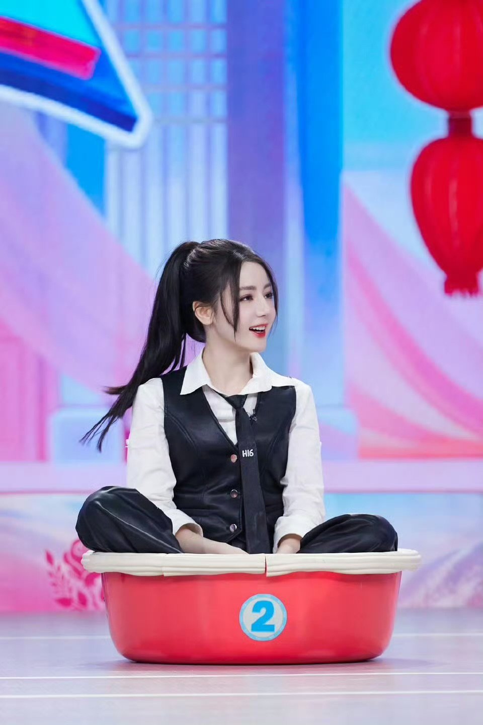 迪丽热巴好六街营业照你好星期六 迪丽热巴手持红玫瑰亮相好六街，营业氛围感直接拉满