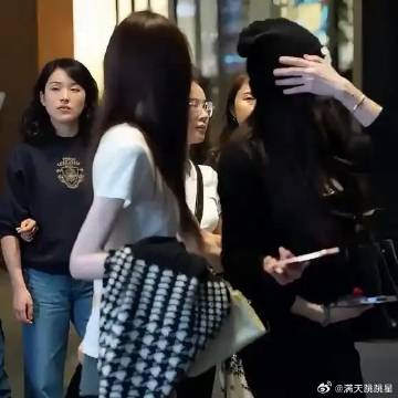 《街头偶遇好身材小姐姐，好身材一览无余，美丽大方》播放量：6.4万<b...