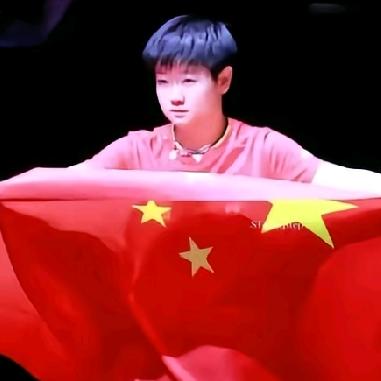 孙颖莎曾经说过，穿上国家队球衣那一刻才明白，胸前的国旗永远大于背后的姓名。
 