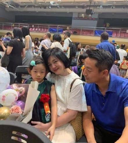 那时候的大S抱着小玥儿好幸福！
如果没有后来，
一直这样幸福该多好！
大S旧照