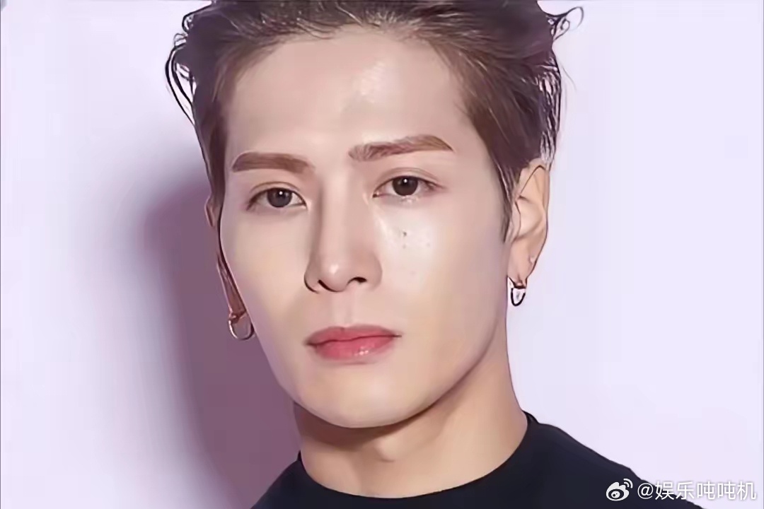 我们以后可能会很少在电视上看到王嘉尔的身影了。​因为他再一次因为专辑被偷出而崩溃