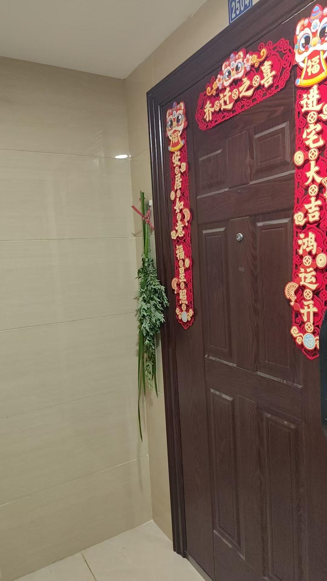 端午艾草挂家门，暖心物业暖人心
时值端午佳节，小区物业在中庭免费为业主发放艾草，