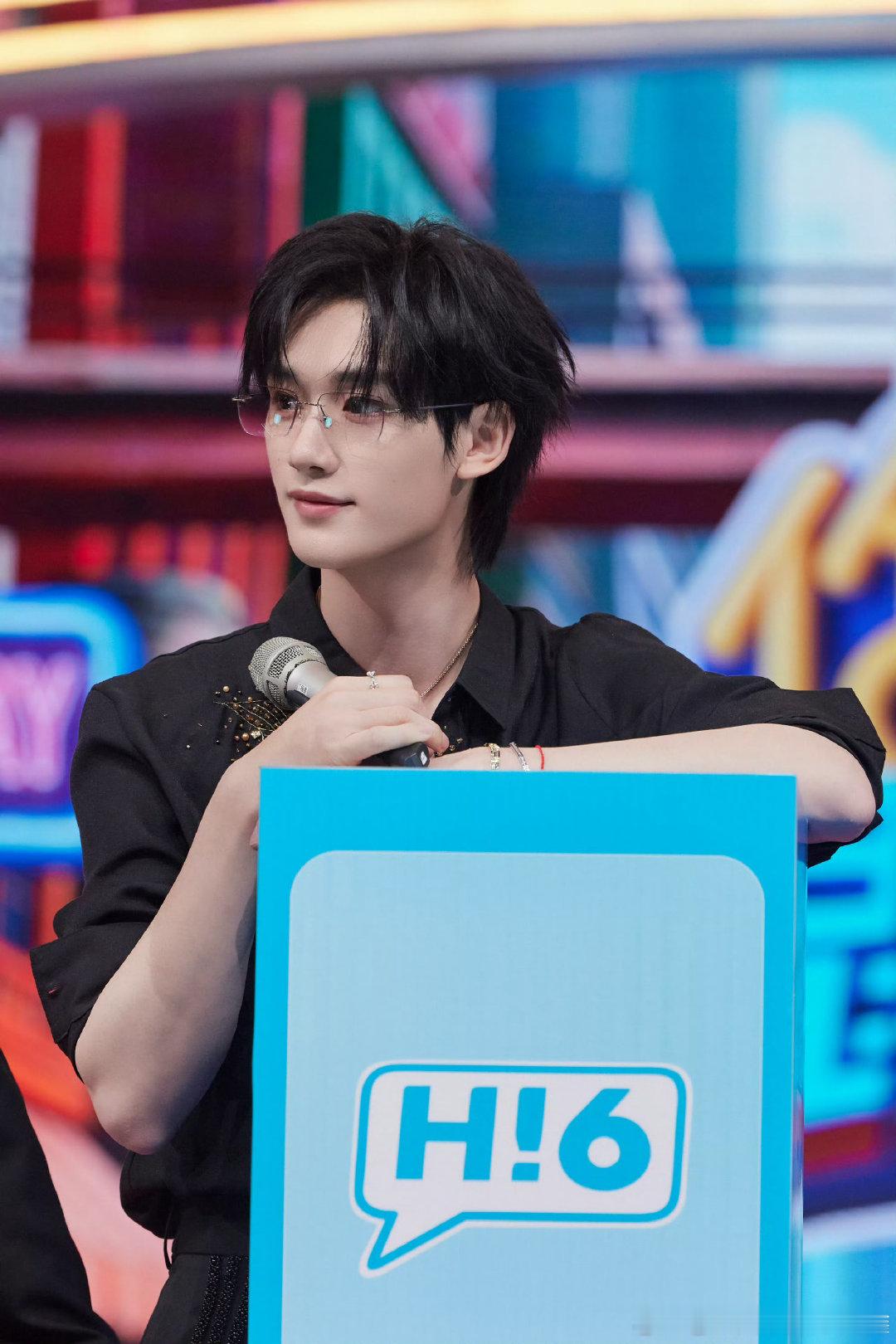 谁能顶得住丁程鑫的情话攻击 你好星期六 谁懂丁程鑫金丝框眼镜的杀伤力！配上那句“